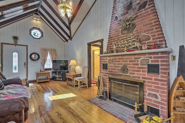 Dog-friendly Waretown Home w / Furnished Deck!