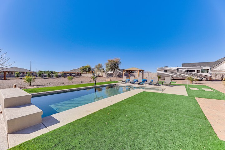 Spacious Queen Creek Home w / Hot Tub & Pool!