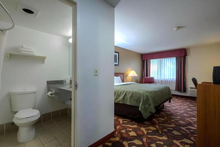 Quality Inn & Suites Kansas City I-435n Near Sports Complex