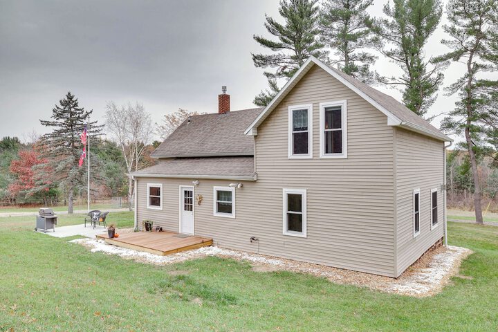 Lovely Rural Hixton Farmhouse w / Porch & Fire Pit!