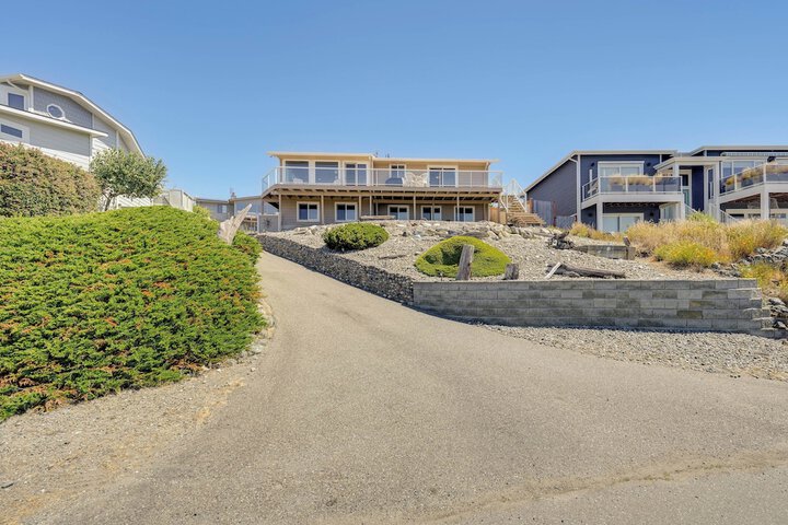 Stunning Home in Coupeville w / Deck + Beach Access