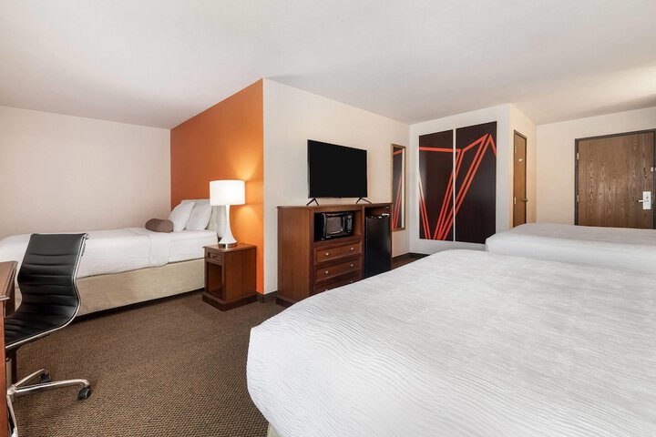Howard Johnson Hotel & Suites by Wyndham Oacoma