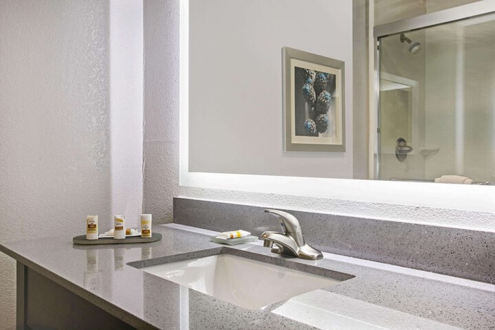 La Quinta Inn & Suites by Wyndham Victoria - South