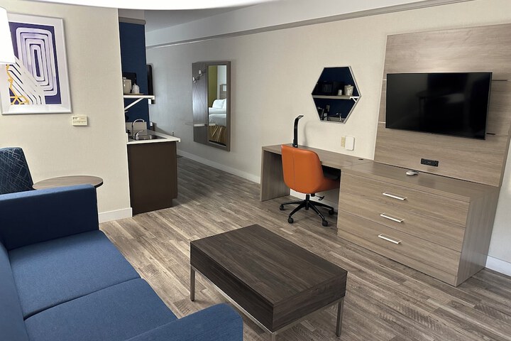 Room 10 of 36