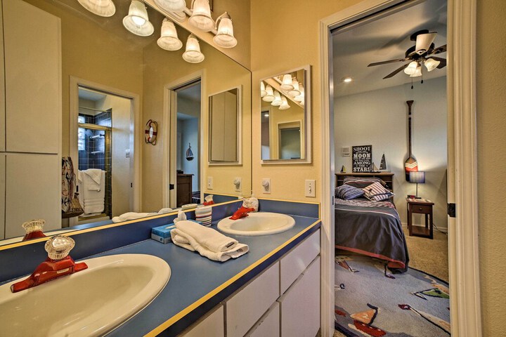 Lakefront Retreat w / Dock & Beach: 2 Miles to Golf