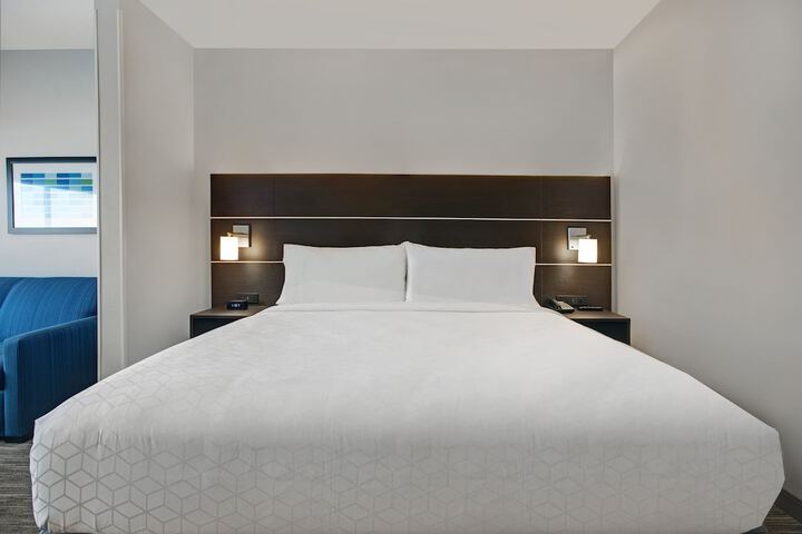 Holiday Inn Express & Suites Milwaukee - Brookfield by IHG