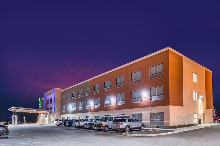 Hotel 7 of 64