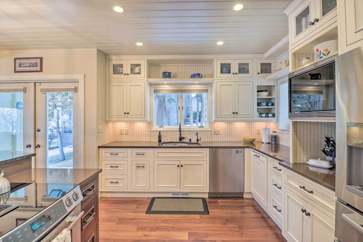 Peaceful Lakeside Retreat w / Deck & Amazing Views!