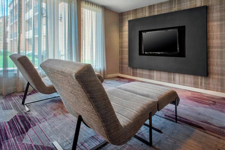Lounge 21 of 23