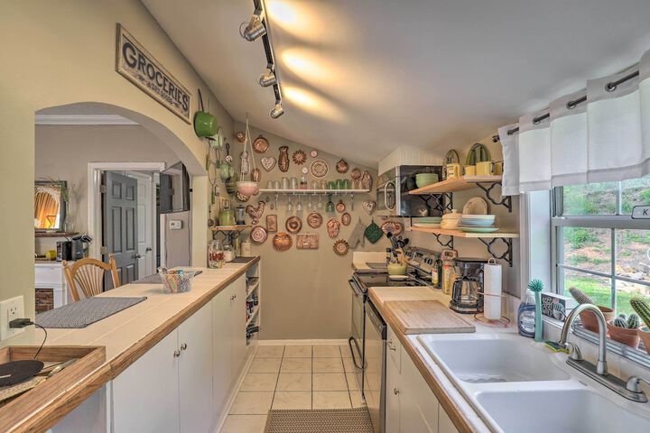 Stylish Woodfin Home w / Backyard & Fire Pit