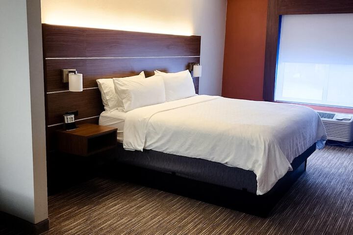 Room 13 of 42
