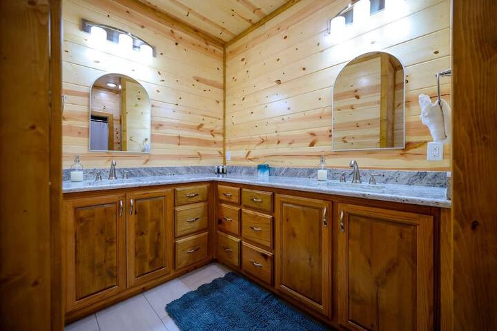 Massive Hochatown Lodge w spa Basketball More