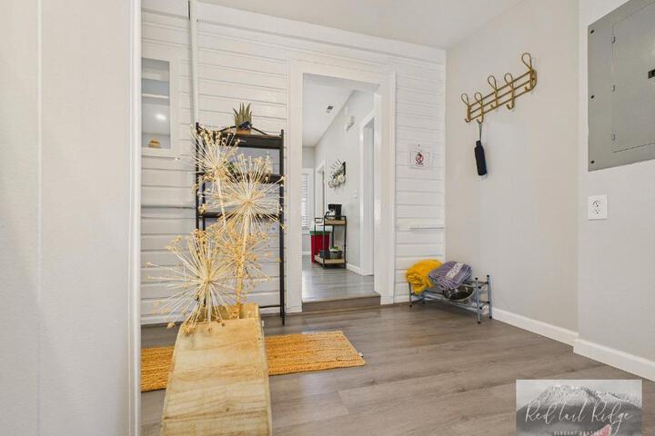 Main St. New with AC Monthly stays Charming Cottage KING BED