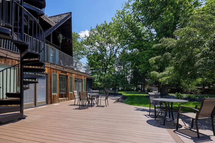 Twin Pine Manor Bed & Breakfast