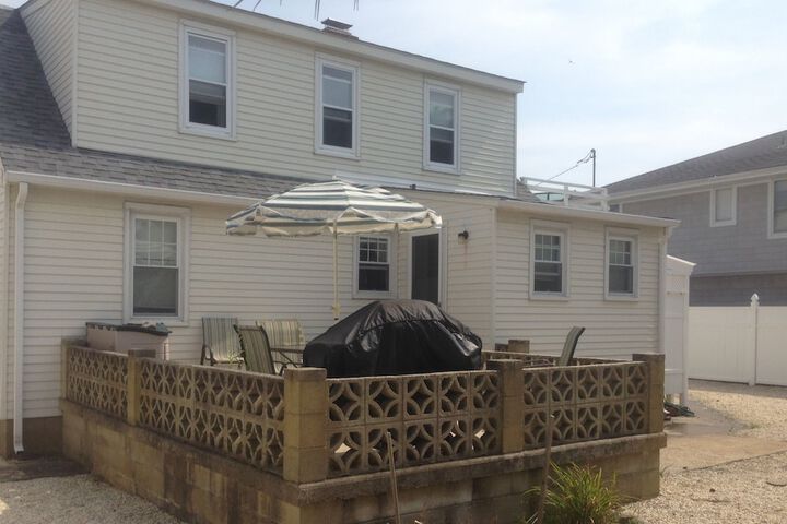 The Beach House - Only six houses from the beach