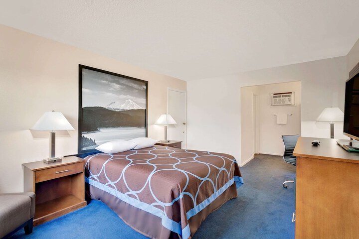 Room 9 of 20