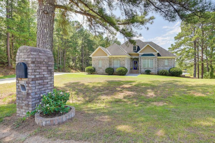 Alabama Retreat w / Private Pond Deck & Pool Table