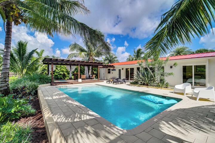 Private Oasis w / Pool: Walk to Melbourne Beach!