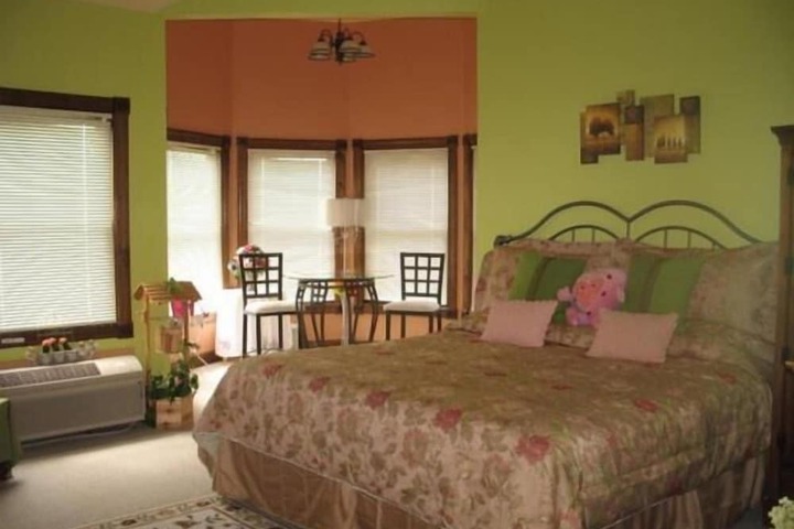 Spruce Hill Inn and Cottages