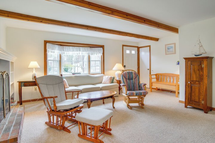 1 Mi to Beach: Quiet West Dennis Escape w / Sunroom