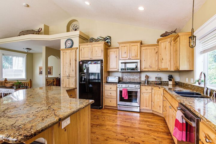 Rathdrum Home w / Hot Tub: Steps to Beach Access!