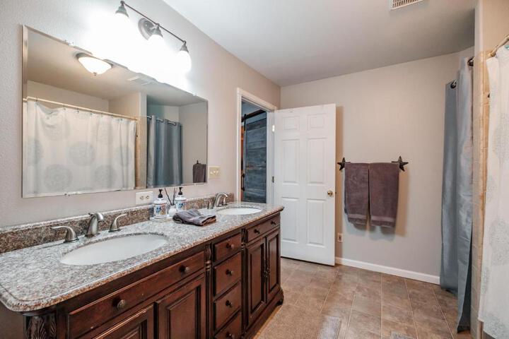 Beautiful Country Apartment AC, Pickleball, Billiards, Playground, Gardens
