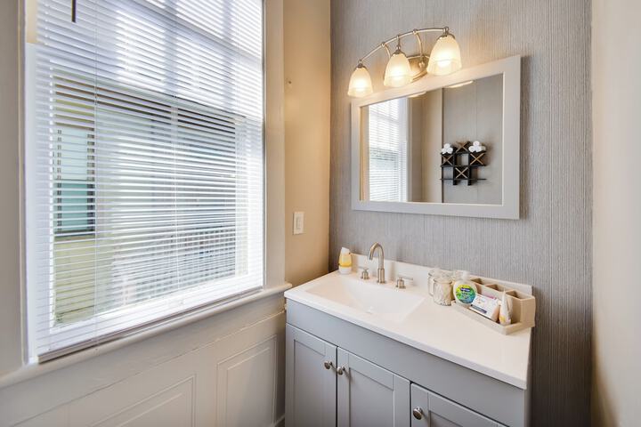 Waterfront Portsmouth Apt: 1 / 2 Mi to Dtwn & Ferry