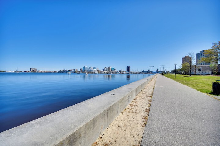 Waterfront Portsmouth Apt: 1 / 2 Mi to Dtwn & Ferry
