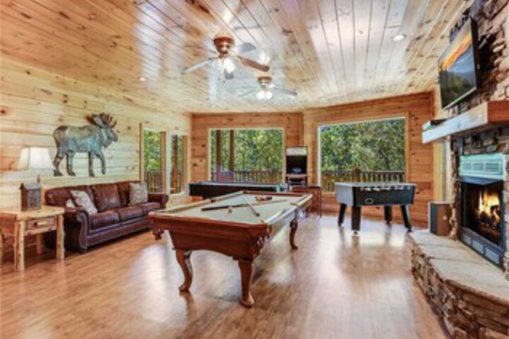 Big Bear Lodge Five Bedroom Home