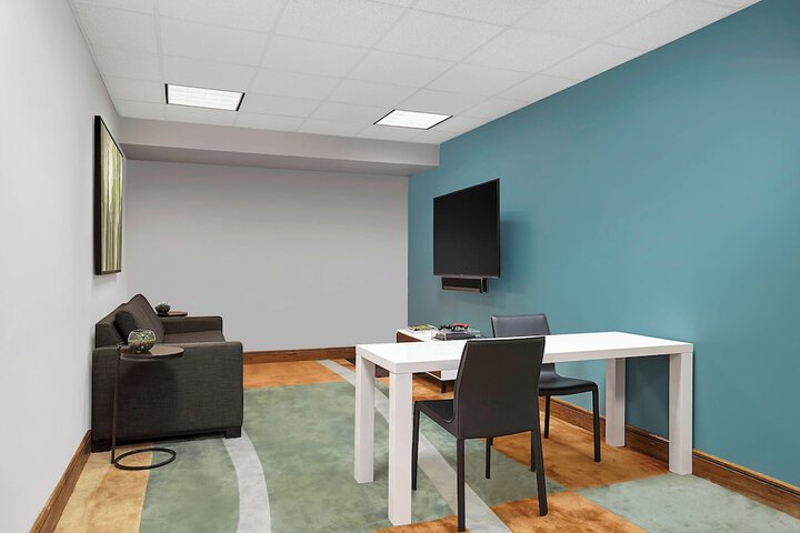 Lounge 95 of 156