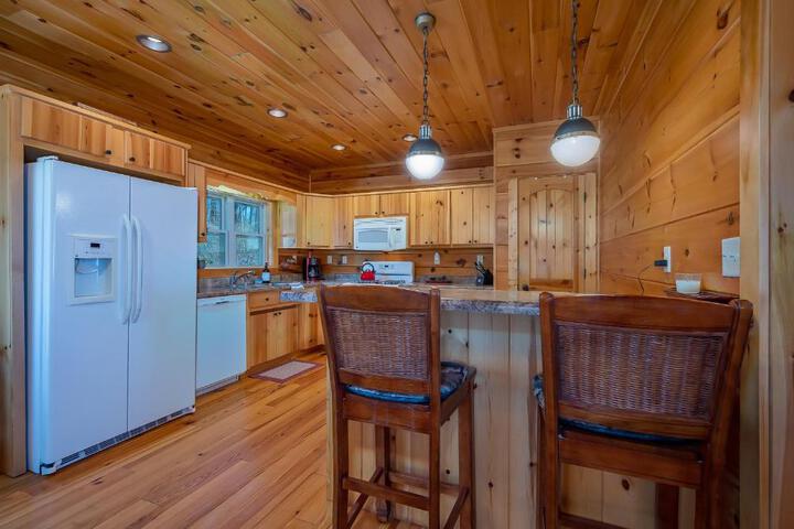 Scenic Mountain Comfort 4Br Family Getaway