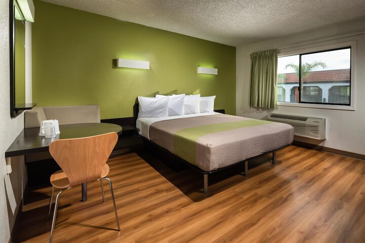 Room 7 of 17