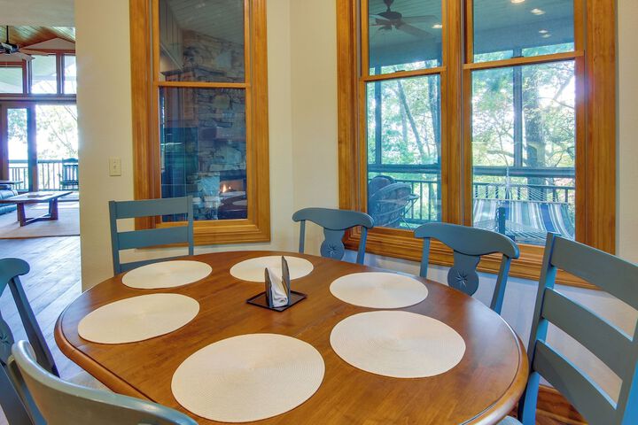 Mtn-view Condo w / Screened Porch in Burnsville!