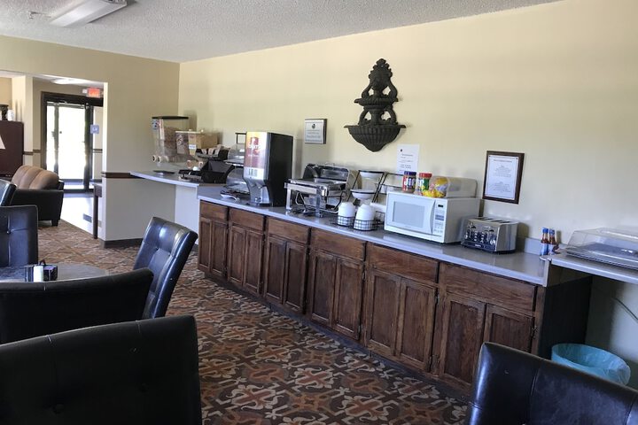 Clairmont Inn & Suites Warren