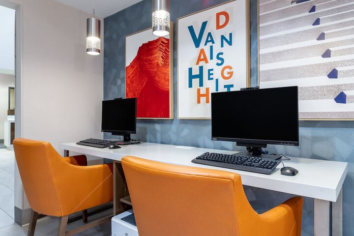 Holiday Inn Express & Suites Vadnais Heights by IHG