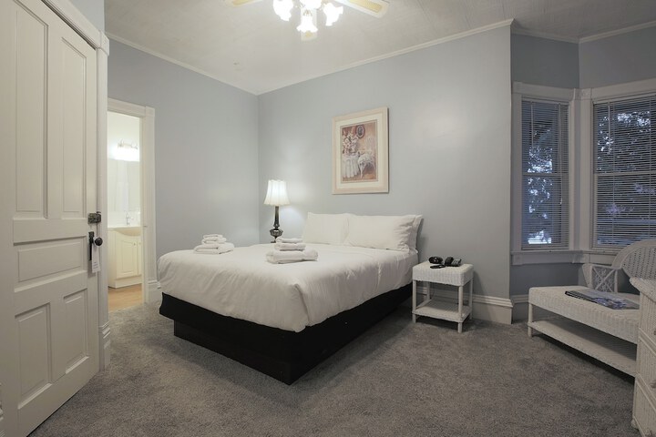 Room 11 of 34