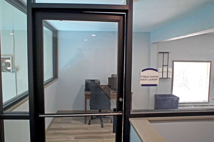 Business Center 76 of 77