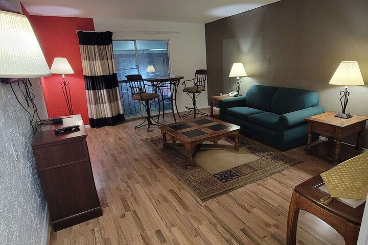 Room 32 of 137