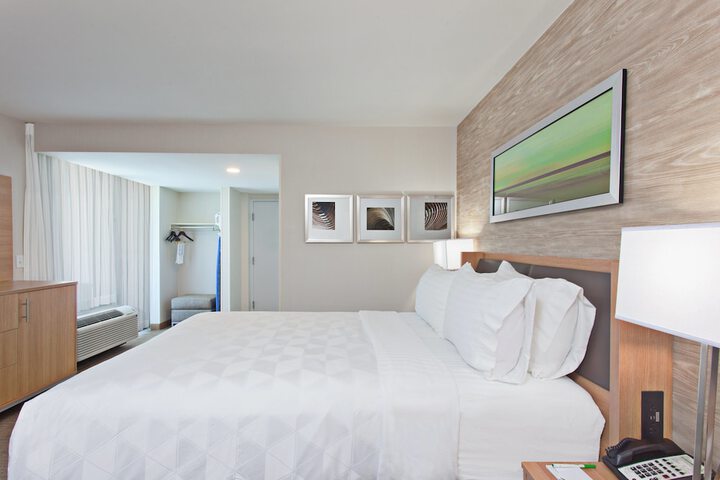 Room 17 of 28