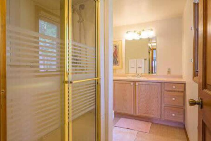 Lake House Family Vacation - Sleeps 12 Dock Kayaks Paddle Boards