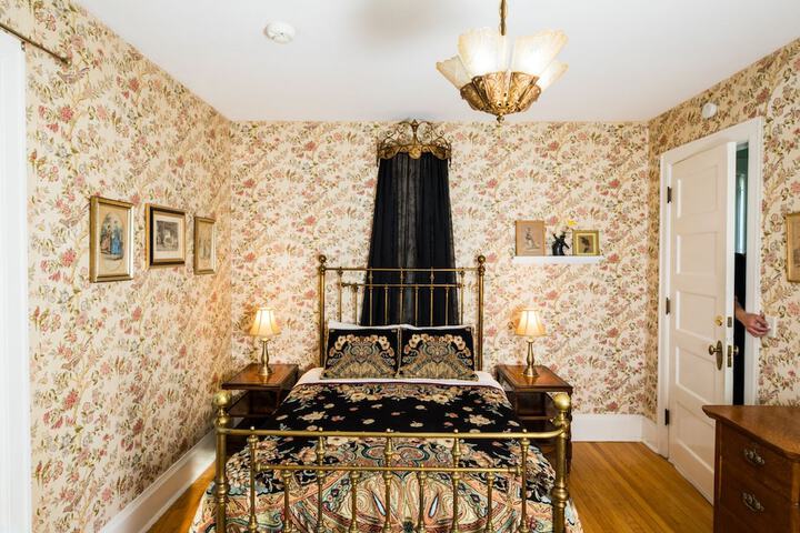 Room 27 of 76
