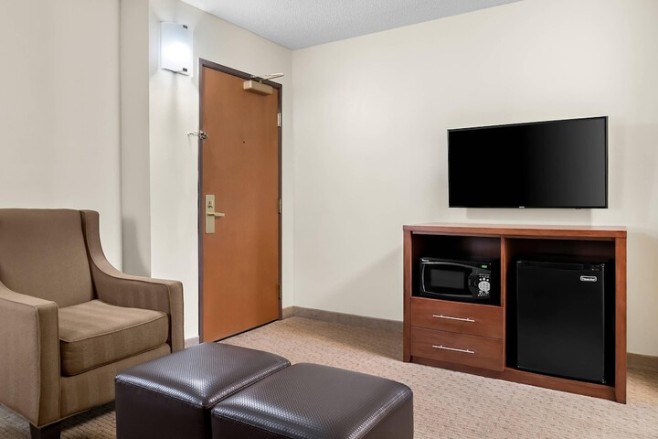 Comfort Inn & Suites Taylor - Detroit