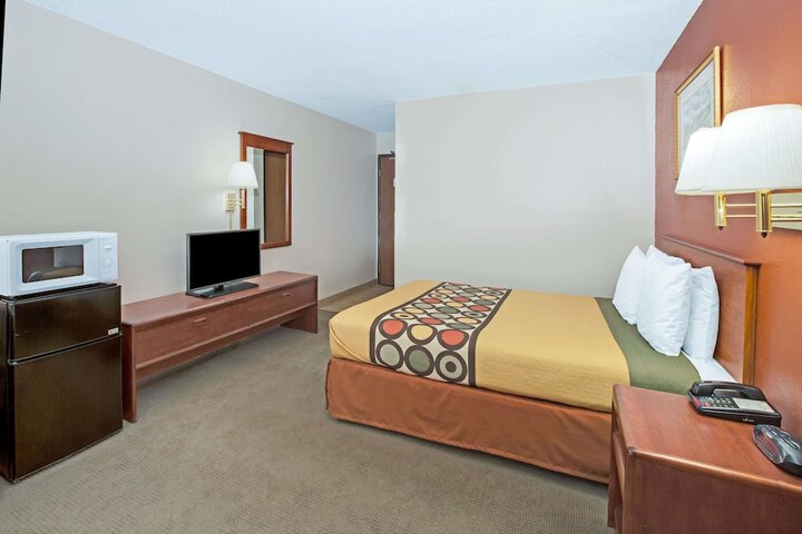 Room 7 of 18