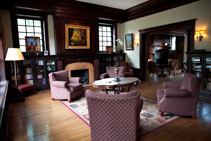 Lounge 55 of 58