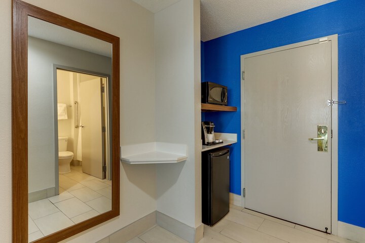 Room 16 of 39