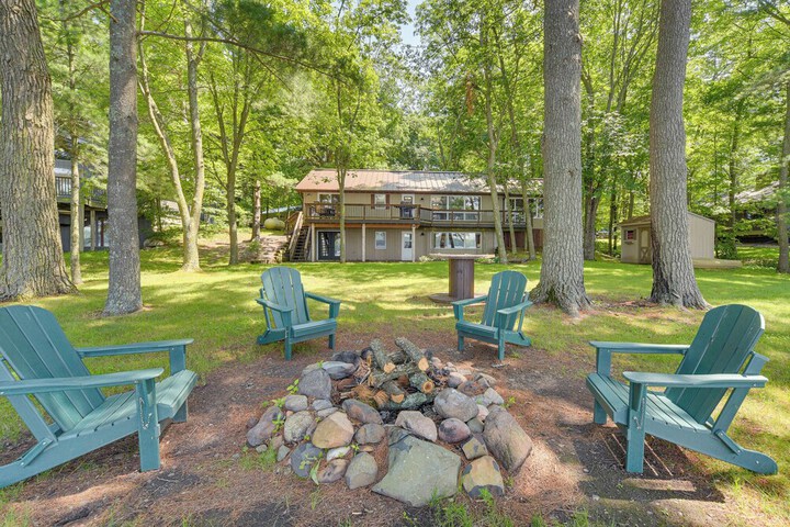 Spacious Luxury Cabin w / Deck & Dock on Bone Lake