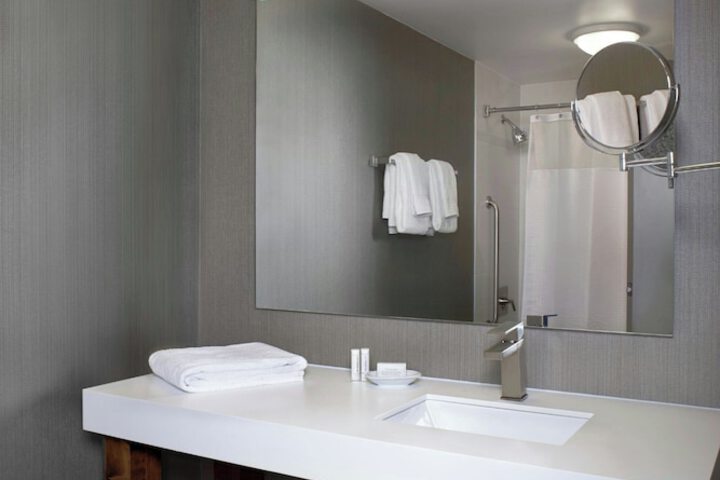Courtyard by Marriott Downtown Toronto