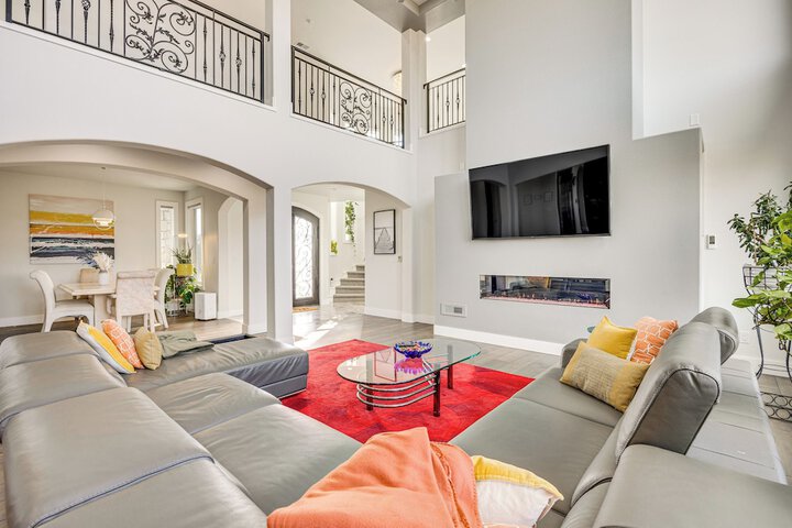 Spacious Southern Colorado Home w / Mountain Views