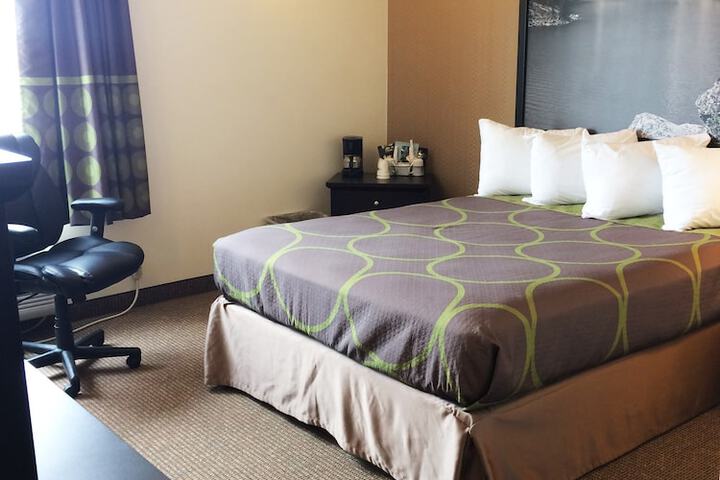Super 8 by Wyndham Edson