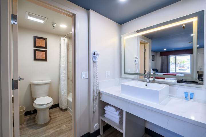 Room 32 of 49